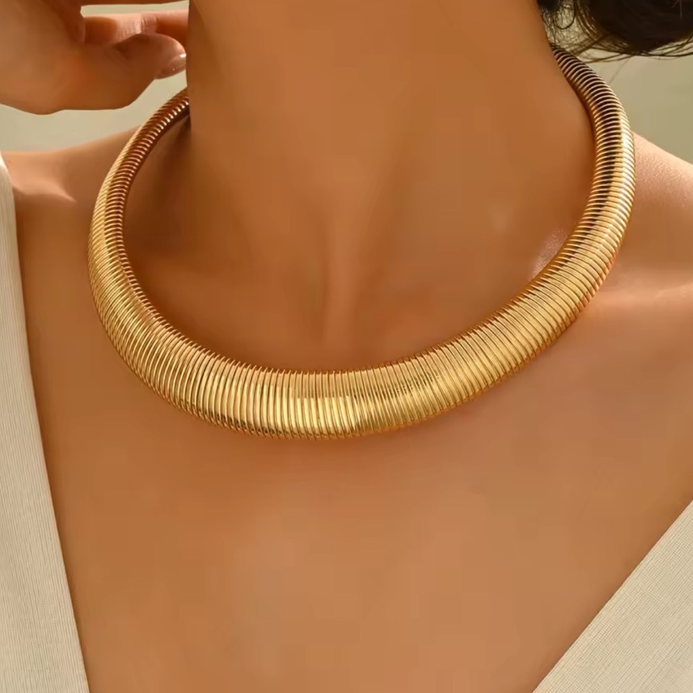 Vintage Silver Choker Collar Necklace – Sleek & Bold - Picture 5 of 9